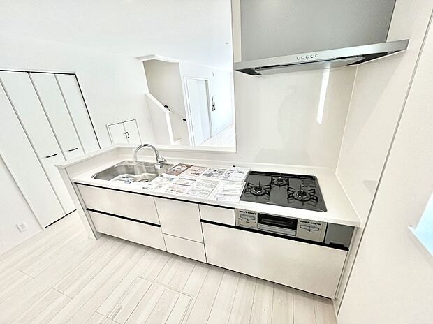 【ダイニングキッチン】◆1号棟◆~Kitchen~ 「さぁ今日は何を作ろう」こんなキッチンなら思いっきり料理ができちゃいます。キッチンからはリビングが一望できます。家族がつながるお家がここにございます。