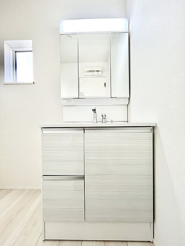【洗面台・洗面所】◆1号棟◆~Dressing Room~ 清潔感溢れる色合いで統一されていると、スッキリと整った印象をうけます。鏡の裏にはたっぷりと収納スペースを標準装備!水廻りは、シンプルかつ機能性を重視して。