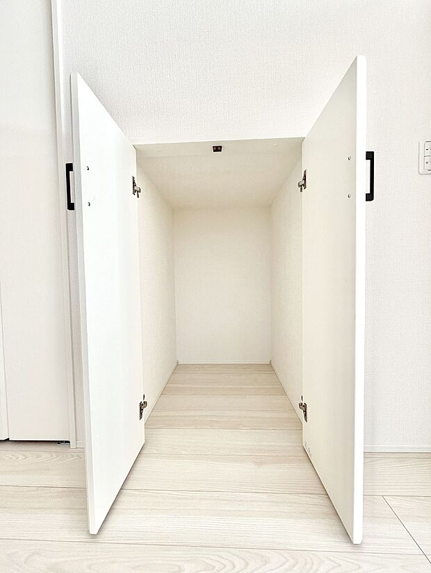 【その他設備(階段下収納)】◆1号棟◆日用品のストックや水などの備蓄に使える階段下収納。