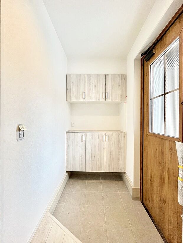 【玄関】~Entrance~ 家の中でお客様を迎える最初の場所である玄関は、家の印象そのものです!豊富な玄関収納で、常に綺麗に保つことが出来ます♪玄関にはたっぷり収納の下駄箱を完備!
