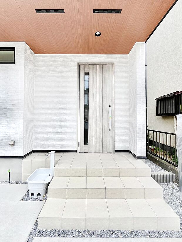 【玄関】◆1号棟◆大切な家族、来客を出迎える玄関。