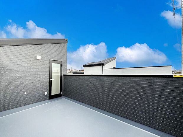 【バルコニー】◆1号棟◆~Balcony~ 大きな空に囲まれた気持ちのいい家。バルコニーを覗くだけで圧倒的な開放感に包まれます。バルコニーは陽がさしこみお布団や洗濯物を気持ちよく干すことができます。