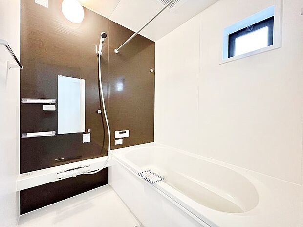 【浴室】~Bath Room~ 落ち着いた雰囲気の浴室で明日に向けてリフレッシュ。浴室乾燥機能も付いているので隣の洗濯機置き場で洗い上がった洗濯物を、雨の日も天気を気にせず乾燥させることも可能です。