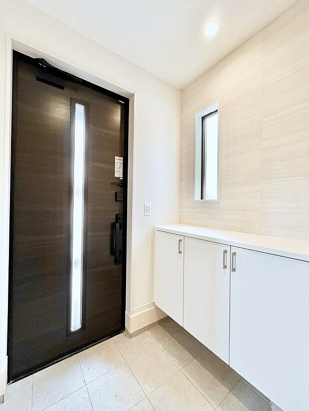 【玄関】飾り棚を利用して、お越しいただくお客様をおもてなしできます。