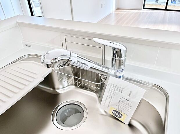 【その他設備(浄水器)】いつでも清潔なおいしいお水を。一つの水栓で水道水と浄水を使い分け。