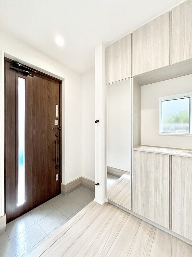 【玄関】明るい玄関はお客様をお出迎えするのにぴったりです!