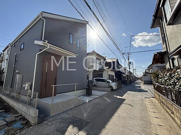 【前面道路含む現地写真】前面道路:閑静な住宅地をはしる車通りの少ない道路。駐車の出し入れもらくらくです!ご不明点・現地見学のご希望は、お気軽にお問い合わせください! 周辺には買い物環境も充実♪