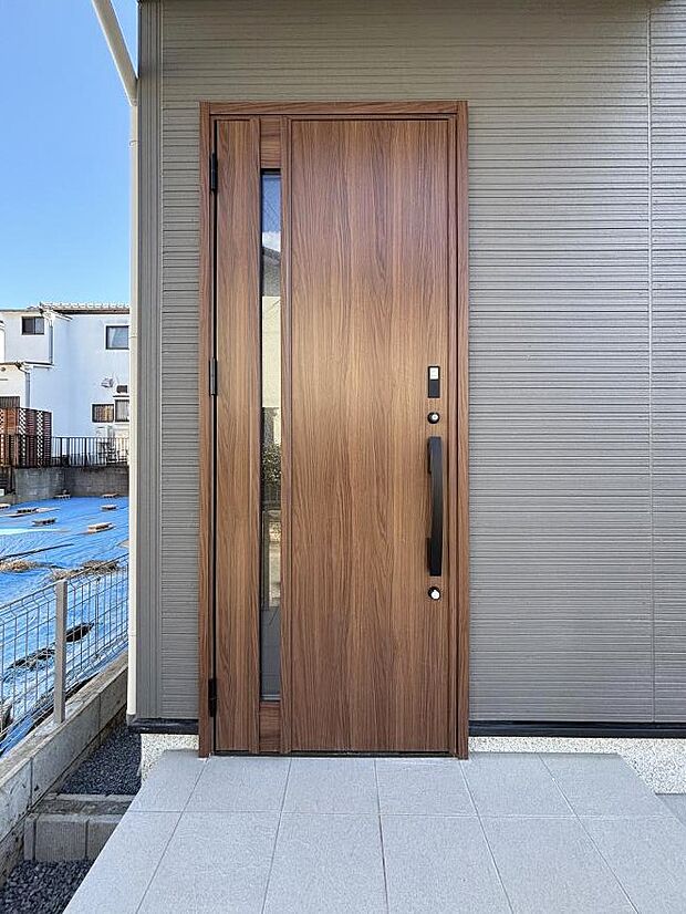 【玄関】~Entrance~ 玄関は、お客さんをお迎えする場であり、家族が出入りする場でもあるので「おうちの顔」とも呼ばれる重要な場所!すっきりと明るく、いつでもお客様をお出迎えできるような設計をしました!