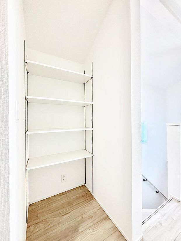 【その他設備(廊下収納)】廊下収納。掃除道具や季節の小物を収納することができます。