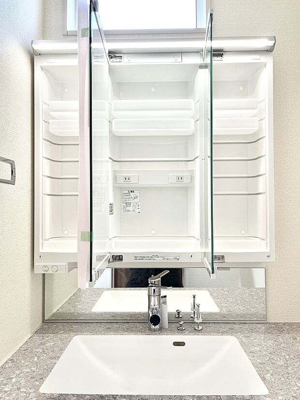 【その他設備(三面鏡裏収納)】三面鏡の裏に、化粧品や衛生用品などを収納可能。洗面台をすっきりと保ちます!