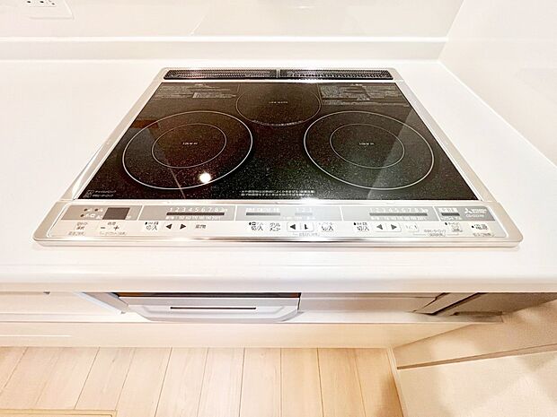 【その他設備(IHクッキングヒーター)】IHクッキングヒーターは天板の調理面がフラットなので調理後はサッと一拭きするだけ!