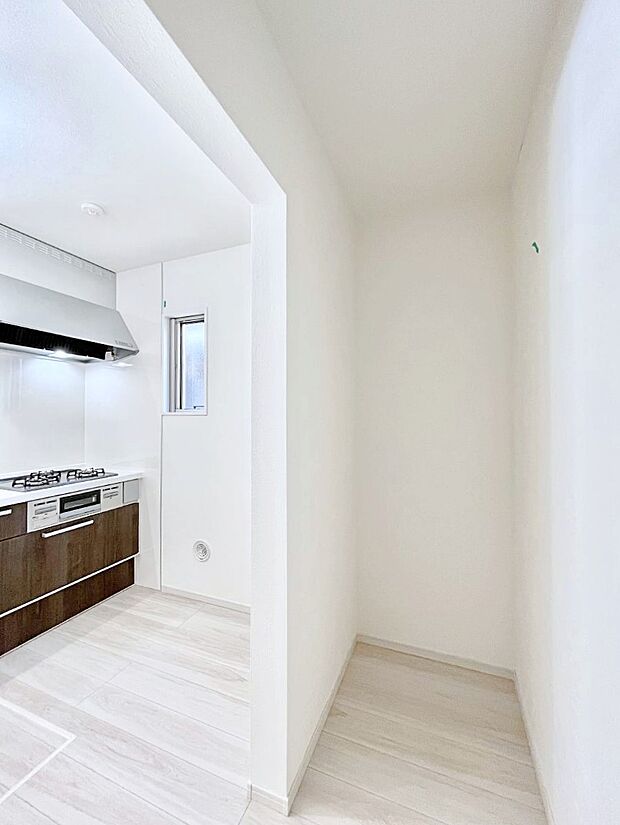 【その他設備(パントリー)】◆１号棟◆キッチンにはパントリー！食材のストックはもちろん、日用品の収納など使い方はいろいろ！