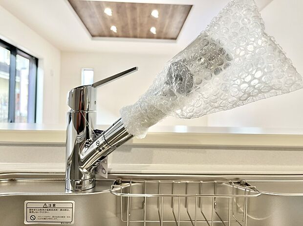 【その他設備(浄水器)】いつでも清潔なおいしいお水を。一つの水栓で水道水と浄水を使い分け。