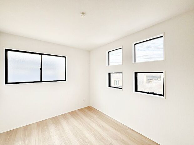 【寝室】4つ並んだ窓がアクセントになっている2階6帖の洋室。