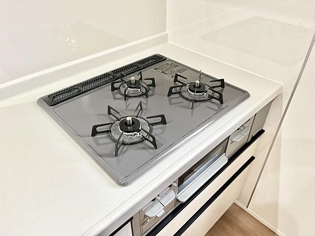 【その他設備(Siセンサーコンロ)】ガスコンロはSiセンサー搭載。火力調節や焦げ付き・消し忘れも防いでくれます。