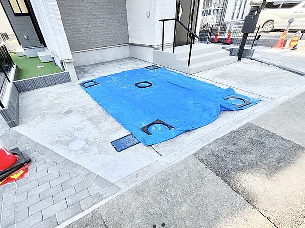 【駐車場】◆C号棟◆～Parking～ 嬉しいコンクリート仕上げのカースペース。雨の日も足元を気にせず外出できます。空いたスペースには、花や緑で彩るガーデニングもオススメです。  