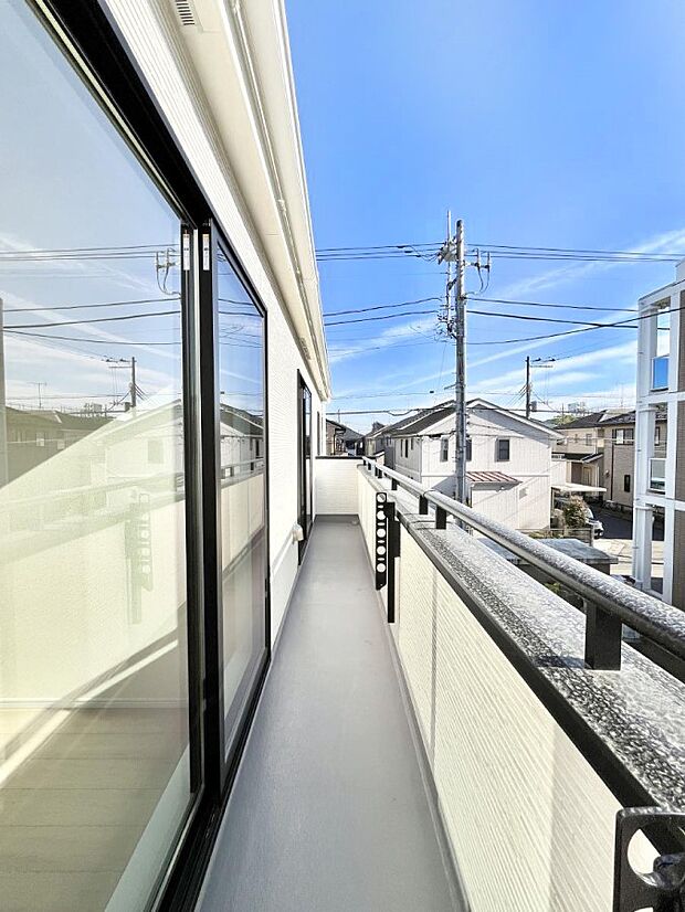 【バルコニー】◆C号棟◆~Balcony~ 南向きのバルコニーの前には雲以外に太陽を遮るものがありません。お洗濯物も乾きやすく、何より明るく気持ちのいい光が入ってきます。家族全員分の洗濯物も一気に干せます。
