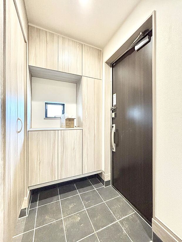 【玄関】◆2-1号棟◆~Entrance~ 家の中でお客様を迎える最初の場所である玄関は、家の印象そのものです!豊富な玄関収納で、常に綺麗に保つことが出来ます♪玄関にはたっぷり収納の下駄箱を完備!