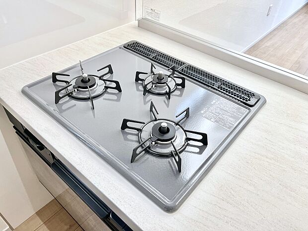 【その他設備(Siセンサーコンロ)】ガスコンロはSiセンサー搭載。火力調節や焦げ付き・消し忘れも防いでくれます。