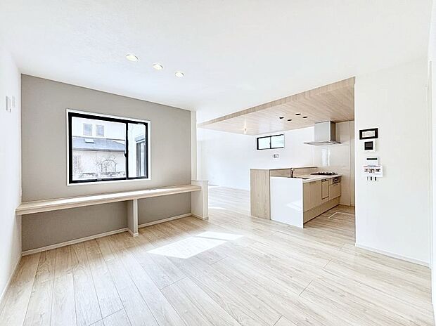 【その他設備(カウンター)】リビングカウンター。リモートワークやお子様の勉強机など、作業スペースにおすすめです。