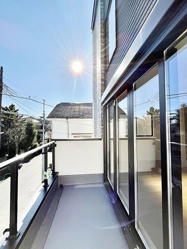 【バルコニー】ゆったりバルコニーだから沢山お洗濯ものを干せます。