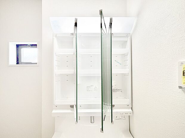 【その他設備(三面鏡裏収納)】三面鏡の裏に、化粧品や衛生用品などを収納可能。洗面台をすっきりと保ちます!