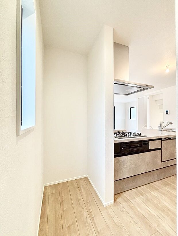 【その他設備(パントリー)】キッチンにはパントリー!食材のストックはもちろん、日用品の収納など使い方はいろいろ!