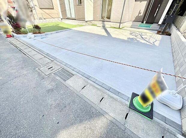 【駐車場】~Parking~ 駐車場2台置けます!(車種による)自転車置き場や物置場として、お子様の遊ぶスペースとして、ゆとりある敷地だからこそ可能な多用途にご利用いただけるスペースです。