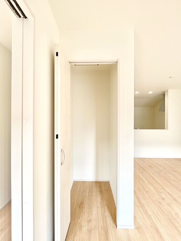 【その他設備(リビング収納)】◆E号棟◆リビング収納。ここに収納があると物が集まるLDKがスッキリ片付きそうですね。