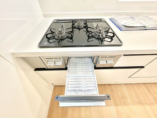 【その他設備(Ｓｉセンサーコンロ)】◆E号棟◆ガスコンロはＳｉセンサー搭載。火力調節や焦げ付き・消し忘れも防いでくれます。