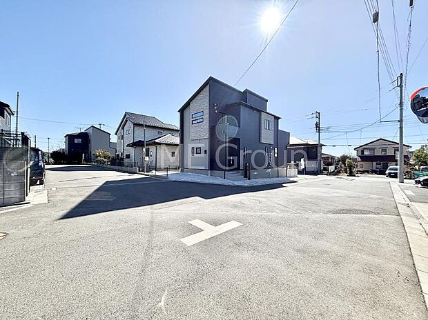 【前面道路含む現地写真】◆１号棟◆～Exterior～　前面道路：北6m・西5.7m・南4m公道　充分な広さを備えておりますので、心地良く寛げる安らぎのお住まいとなっております。窓も多く換気環境も良好です！！！