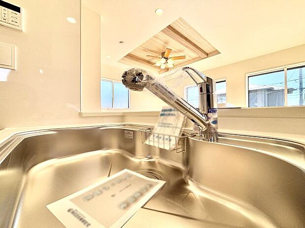 【その他設備(浄水器)】◆１号棟◆いつでも清潔なおいしいお水を。一つの水栓で水道水と浄水を使い分け。