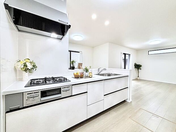 【ダイニングキッチン】~Kitchen~ 「さぁ今日は何を作ろう」こんなキッチンなら思いっきり料理ができちゃいます。キッチンからはリビングが一望できます。家族がつながるお家がここにございます。