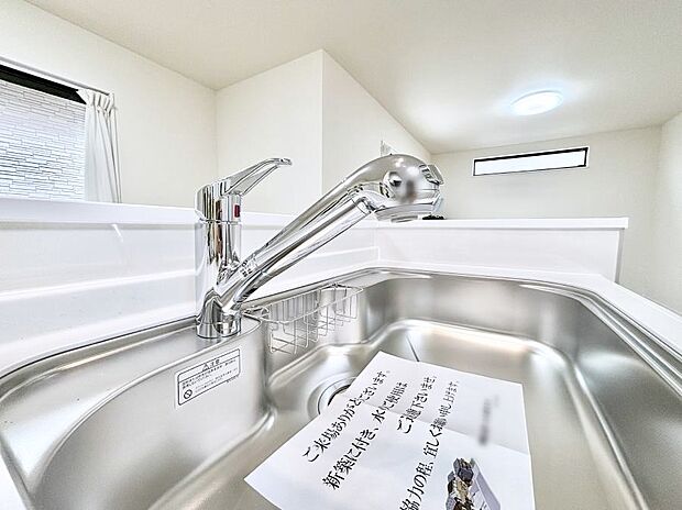 【その他設備(浄水器)】いつでも清潔なおいしいお水を。一つの水栓で水道水と浄水を使い分け。