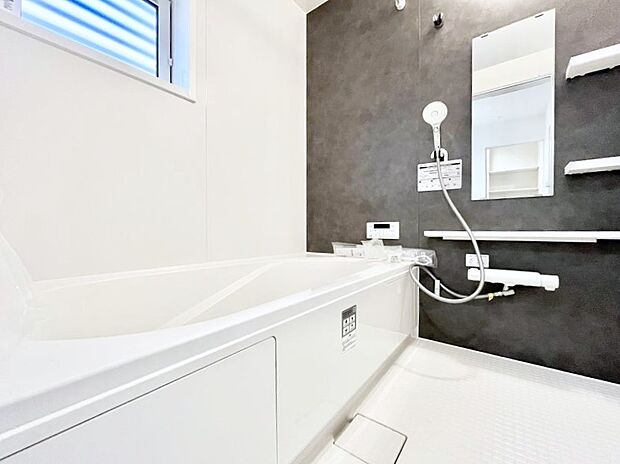 【浴室】～Bath Room～　落ち着いた雰囲気の浴室で明日に向けてリフレッシュ。浴室乾燥機能も付いているので隣の洗濯機置き場で洗い上がった洗濯物を、雨の日も天気を気にせず乾燥させることも可能です。