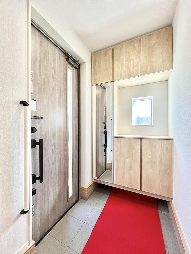 【玄関】～Entrance～　下駄箱ミラー付なので、お出かけ前の身だしなみチェックに◎♪玄関はお客様をお出迎えする一番最初の場所、帰ってくる時に入る最初の場所。そんな場所だからこそ、より良い空間に…♪