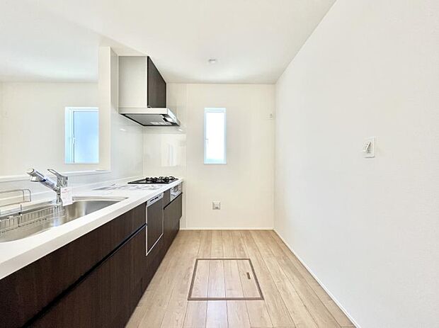 【ダイニングキッチン】~Kitchen~ 自然光が入る窓のあるキッチン☆毎日使う場所だからこそ、使い勝手を考慮しました。ゆったりとしたキッチンコーナーは質感豊かな仕上がりとなっております。