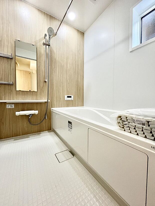 【浴室】~Bath Room~ 落ち着いた雰囲気の浴室で明日に向けてリフレッシュ。浴室乾燥機能も付いているので隣の洗濯機置き場で洗い上がった洗濯物を、雨の日も天気を気にせず乾燥させることも可能です。