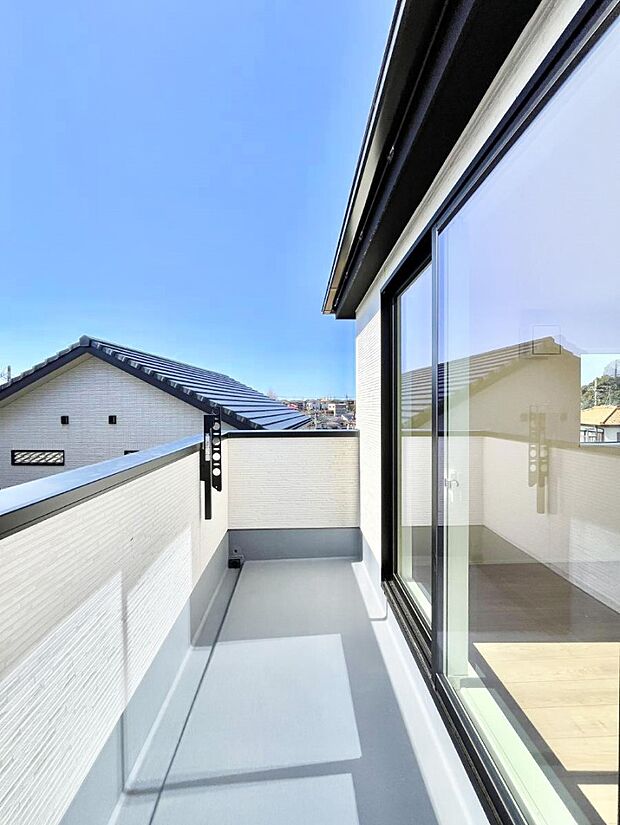 【バルコニー】~Balcony~ 大きな空に囲まれた気持ちのいい家。バルコニーを覗くだけで圧倒的な開放感に包まれます。バルコニーは陽がさしこみお布団や洗濯物を気持ちよく干すことができます。