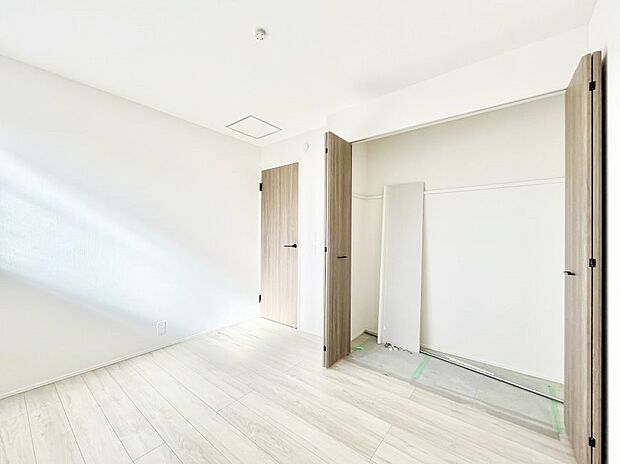 【寝室】~Bed Room~ 全居室には収納クローゼットを完備!普段使いのお洋服や小物はもちろん、季節物のお洋服などもしっかりと整理整頓おしまい頂けます。 居室空間を広く使用できますね。