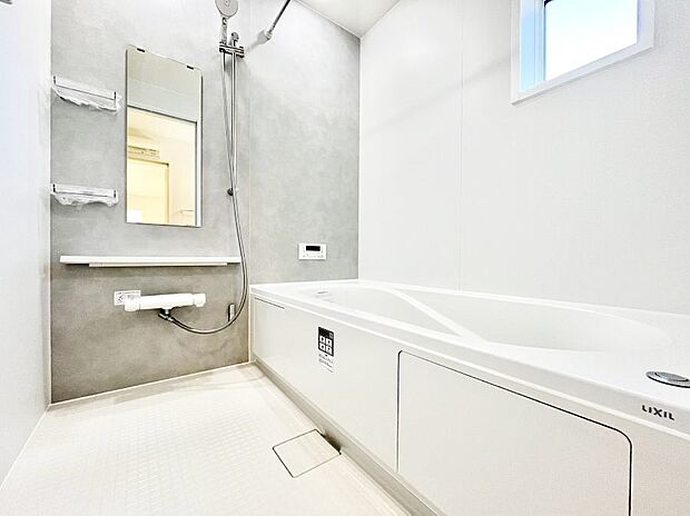 【浴室】~Bath Room~ 落ち着いた雰囲気の浴室で明日に向けてリフレッシュ。浴室乾燥機能も付いているので隣の洗濯機置き場で洗い上がった洗濯物を、雨の日も天気を気にせず乾燥させることも可能です。