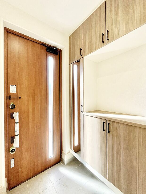 【玄関】~Entrance~ 下駄箱ミラー付なので、お出かけ前の身だしなみチェックに◎♪玄関はお客様をお出迎えする一番最初の場所、帰ってくる時に入る最初の場所。そんな場所だからこそ、より良い空間に…♪