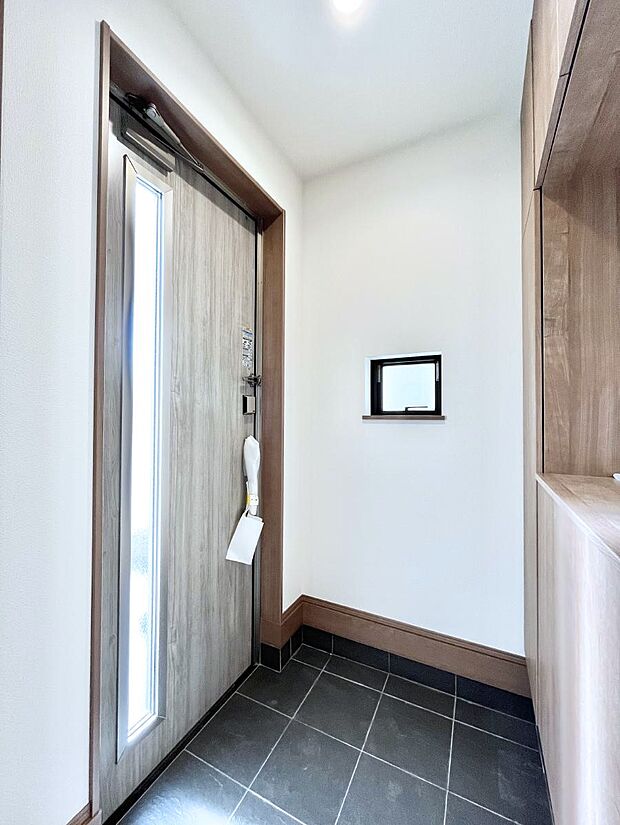 【玄関】◆C号棟◆～Entrance～　玄関は家の顔といわれますが我が家のセンスをさりげなく感じさせる魅力ある玄関造りも楽しみの一つ。帰宅する度に家族がほっとできる心地よい空間造りも大切ですね♪