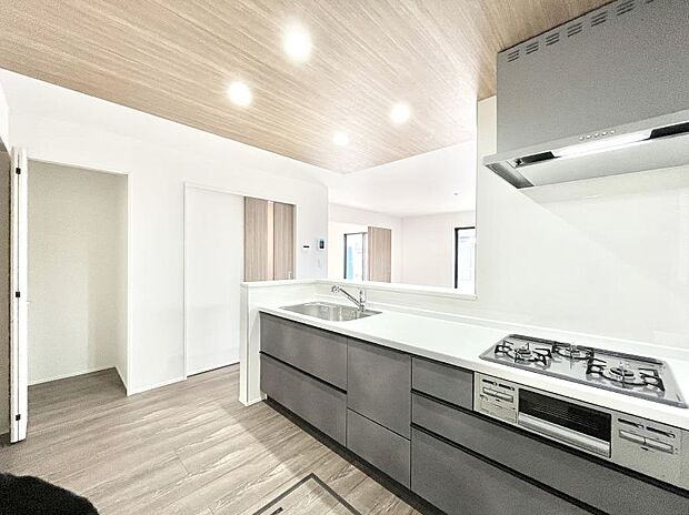 【ダイニングキッチン】料理をしながらでもご家族との会話を楽しめる対面キッチン