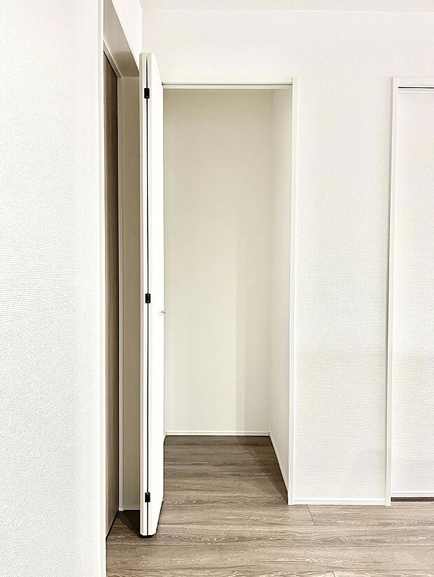 【その他設備(キッチン横収納)】キッチン横収納！食材のストックはもちろん、日用品の収納など使い方はいろいろ！  