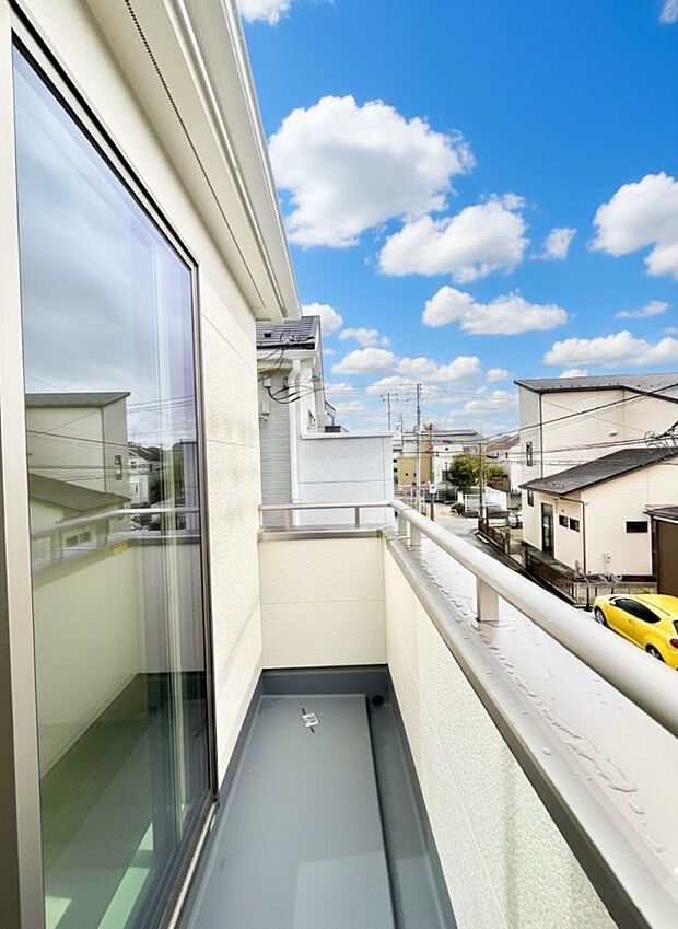 【バルコニー】◆１号棟◆～Balcony～　南向きのバルコニーの前には雲以外に太陽を遮るものがありません。お洗濯物も乾きやすく、何より明るく気持ちのいい光が入ってきます。家族全員分の洗濯物も一気に干せます。