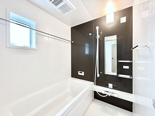【浴室】～Bath Room～　落ち着いた雰囲気の浴室で明日に向けてリフレッシュ。浴室乾燥機能も付いているので隣の洗濯機置き場で洗い上がった洗濯物を、雨の日も天気を気にせず乾燥させることも可能です。