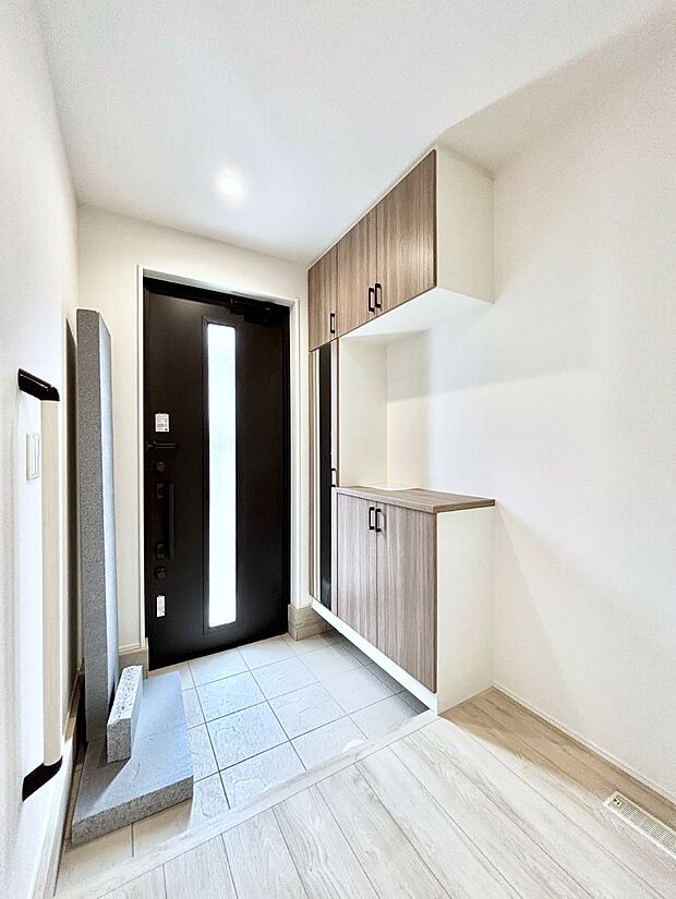 【玄関】～Entrance～　家の中でお客様を迎える最初の場所である玄関は、家の印象そのものです！豊富な玄関収納で、常に綺麗に保つことが出来ます♪玄関にはたっぷり収納の下駄箱を完備！