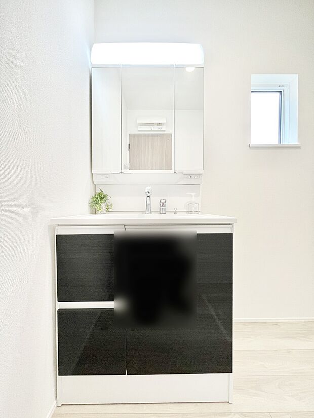 【洗面台・洗面所】大きく見やすい三面鏡で清潔感ある洗面台は、身だしなみチェックや肌のお手入れにおすすめです。 