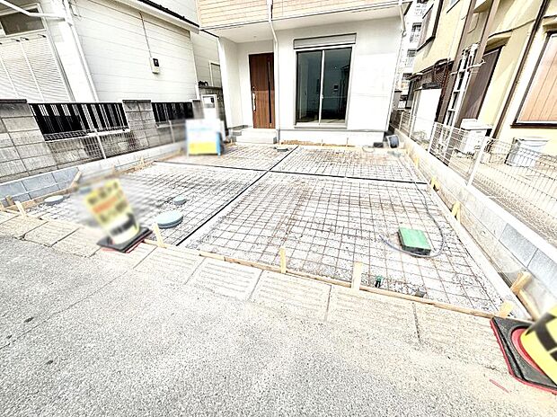 【駐車場】～Parking～　駐車場２台置けます！(車種による)自転車置き場や物置場として、お子様の遊ぶスペースとして、ゆとりある敷地だからこそ可能な多用途にご利用いただけるスペースです。